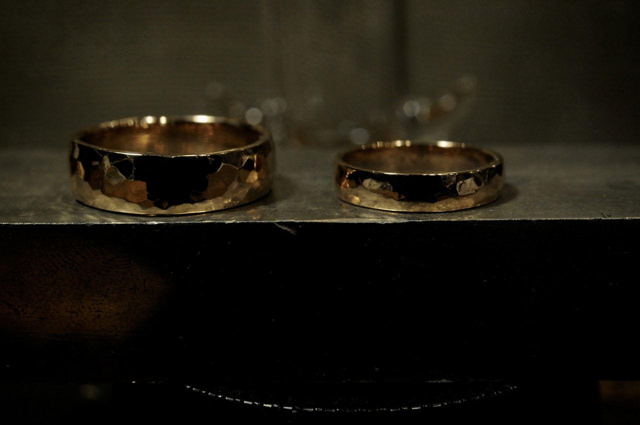 打ち目のピンクゴールド結婚指輪