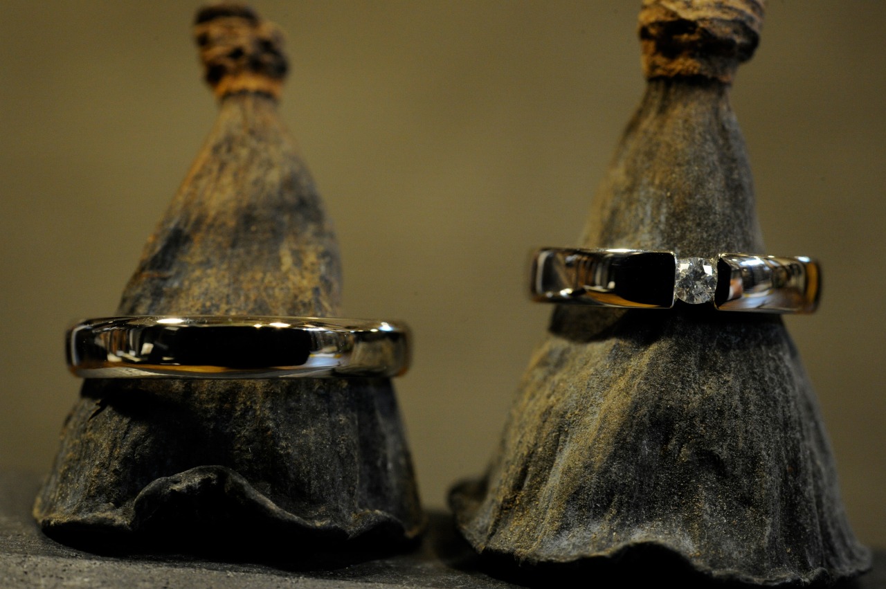 ダイヤモンドをテンション留めプラチナ結婚指輪
