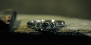 ゴージャスにダイヤモンドを3っつ使った婚約指輪