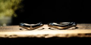 シンプルな流線形V字プラチナ結婚指輪