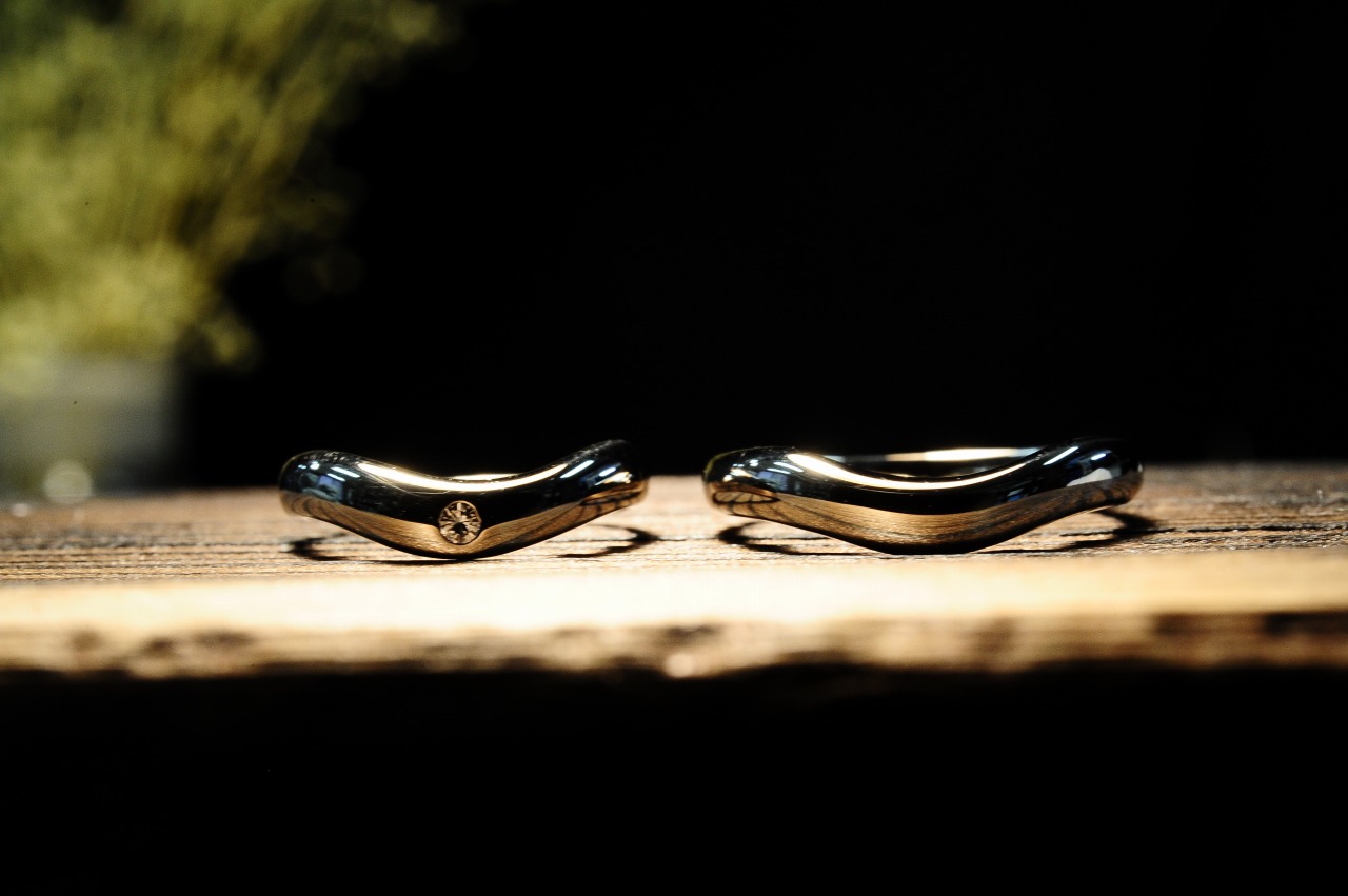 シンプルな流線形V字プラチナ結婚指輪