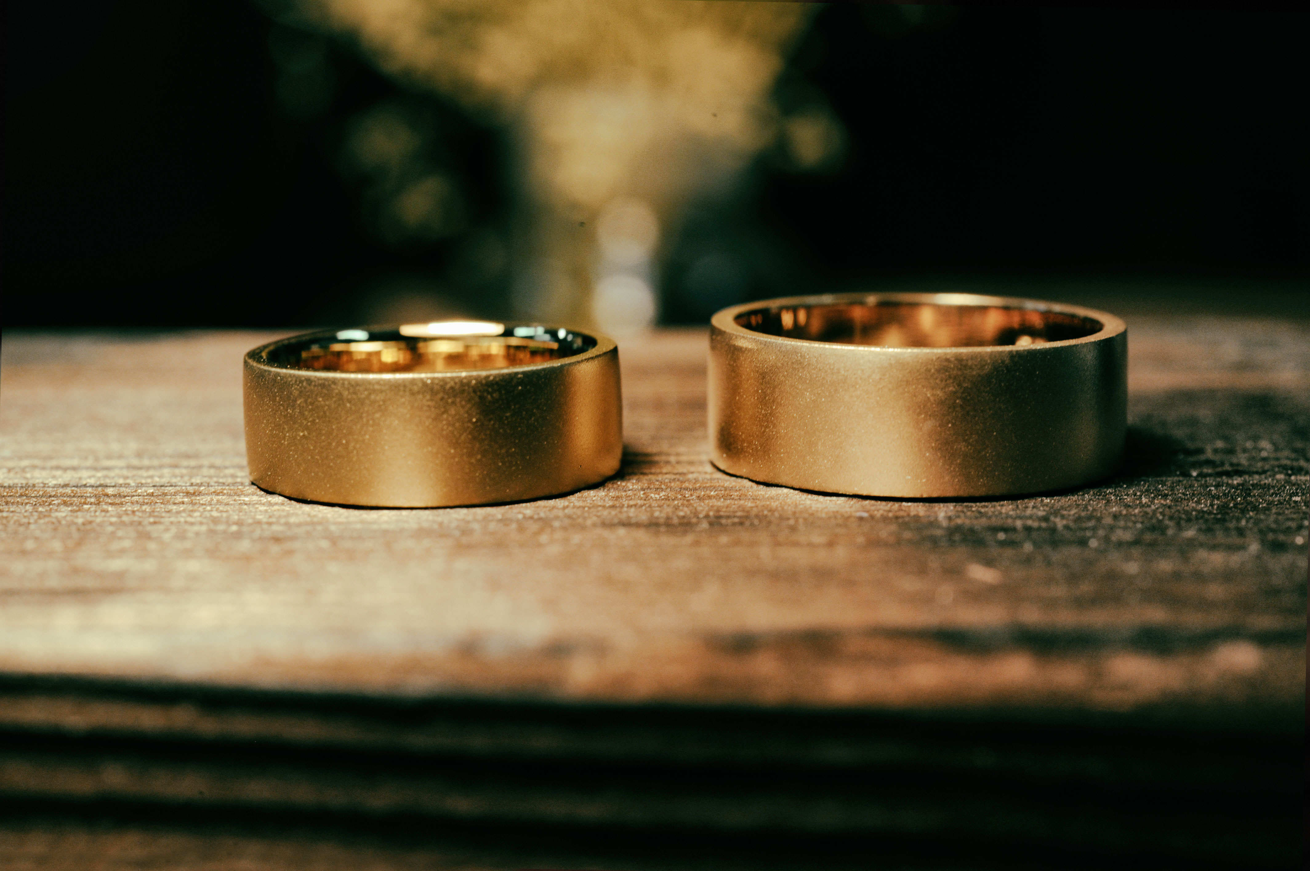 マットでシンプルなデザインのK18結婚指輪