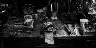 帯広市伊藤宝飾創業72年父と祖父が使っていた机にて彫金