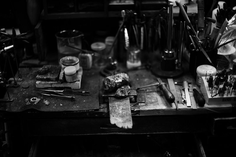 帯広市伊藤宝飾創業72年父と祖父が使っていた机にて彫金