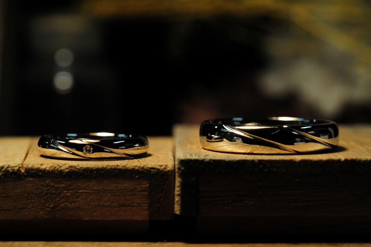 シンプルに斜めライン結婚指輪