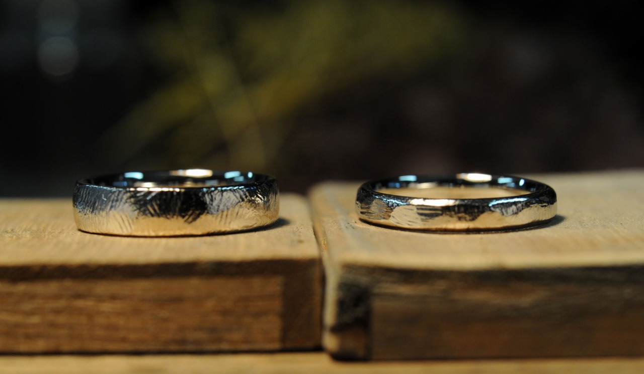 お互いが削ったヤスリの目を残した結婚指輪