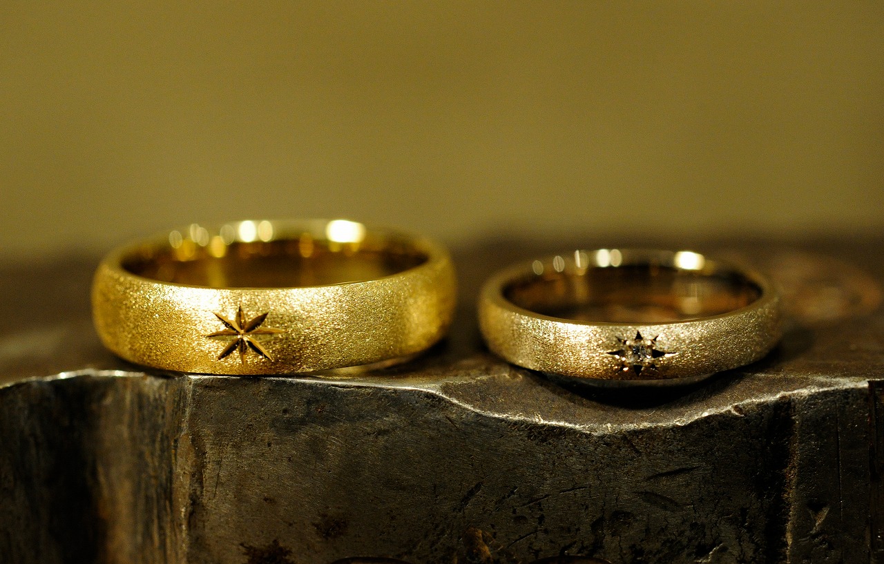 彫りイエローとシャンパンゴールド結婚指輪