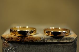 ピンクゴールドとイエローゴールド槌目の結婚指輪